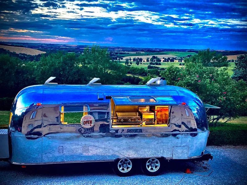 Caravane Airstream chromée food truck traiteur mariage Toulouse