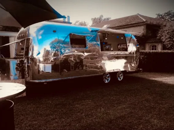 Cuisine professionnelle dans l'Airstream food truck traiteur