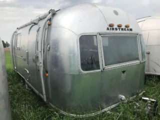 Notre caravane dans son champs