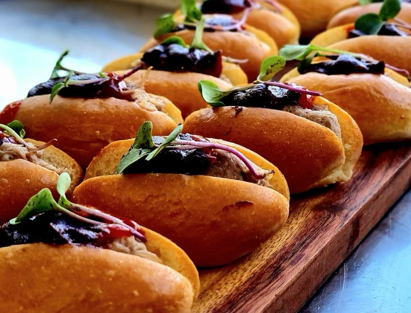 Des petits pains sur une planche en bois